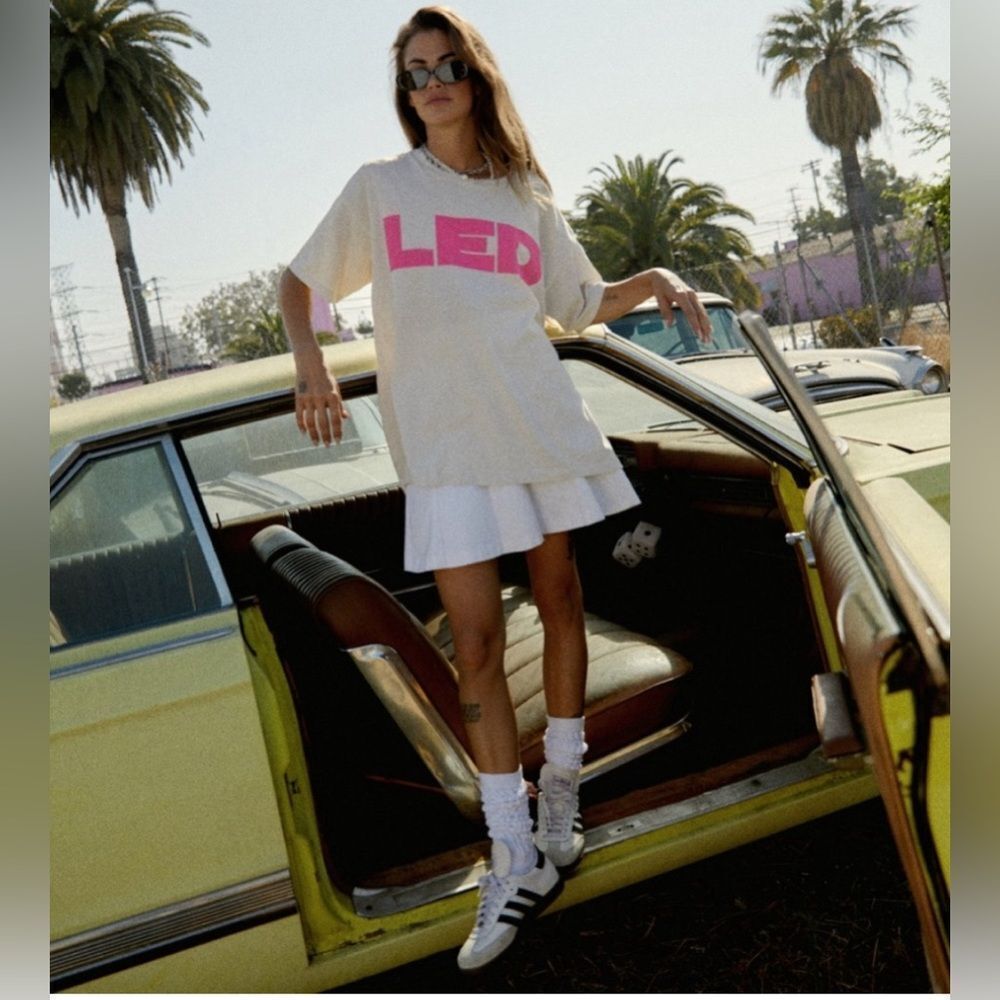 Daydreamer Led Zep Merch Tee in pink writing. L. NWT